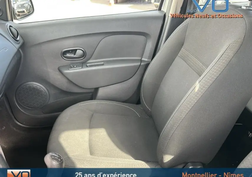 Siège conducteur en tissu gris et porte côté gauche de la Dacia Logan MCV 2020, vue intérieure rapprochée.