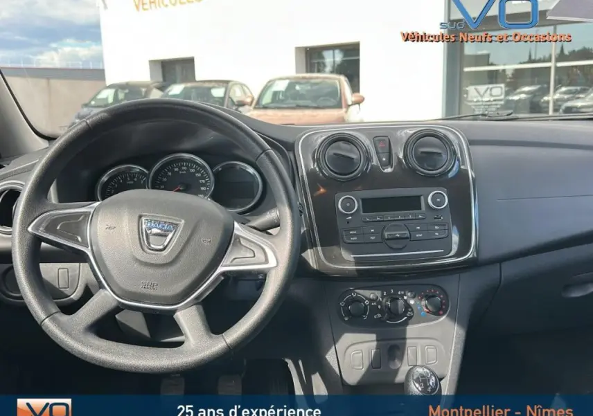 Intérieur de la Dacia Logan MCV 2020, vue du tableau de bord et volant depuis le siège conducteur.
