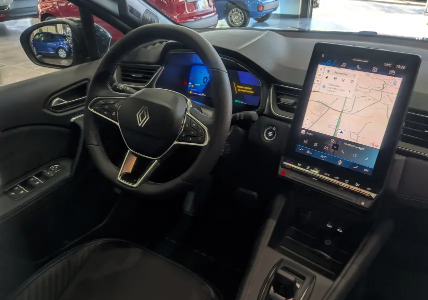 Vue intérieure côté conducteur du Renault Symbioz E-TECH gris Rafale, avec tableau de bord numérique et grand écran tactile central.