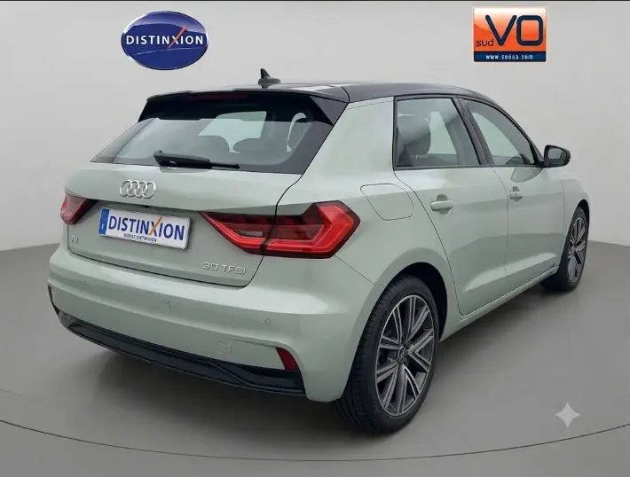 Audi A1 Sportback gris 3/4 arrière droit, toit noir contrasté et feux arrière LED distinctifs.