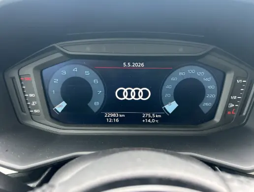 Vue rapprochée du cockpit numérique de l'Audi A1 Sportback gris, affichant compte-tours, vitesse et informations de conduite.