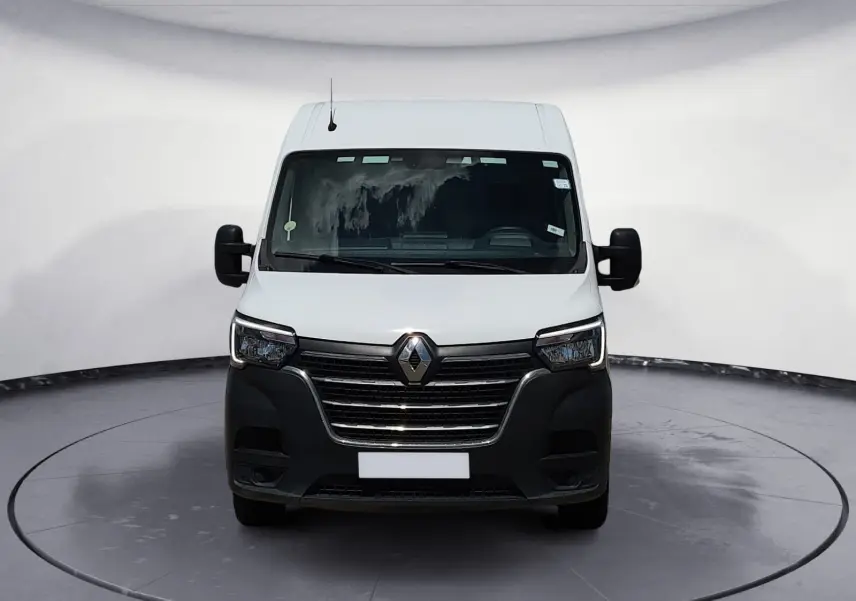 Vue frontale du Renault Master blanc 2022 avec calandre noire et grands rétroviseurs latéraux noirs.