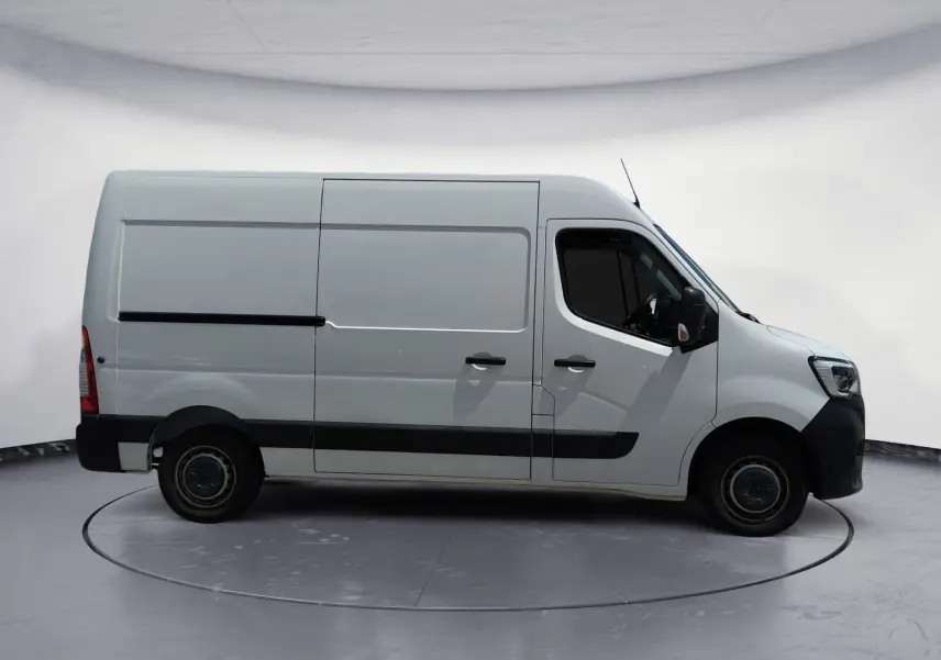 Vue de profil côté droit d’un Renault Master blanc 2022, version L2H2 avec bande noire sur les bas de caisse.