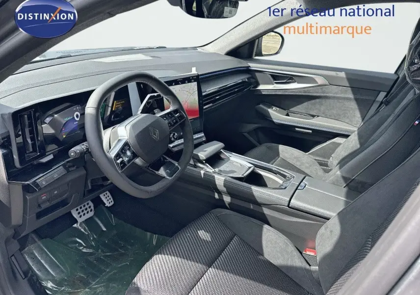 Intérieur avant droit du Renault Austral 2024 avec tableau de bord numérique et sièges en tissu noir.