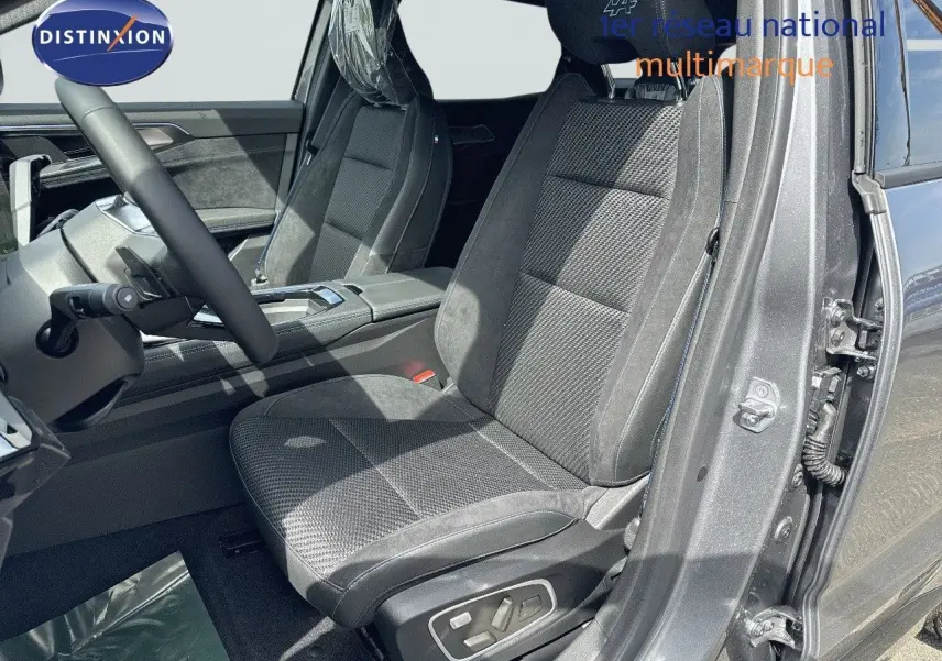 Vue côté gauche intérieur du Renault Austral 2024 gris schiste, siège conducteur en tissu et cuir noir avec réglages électriques.