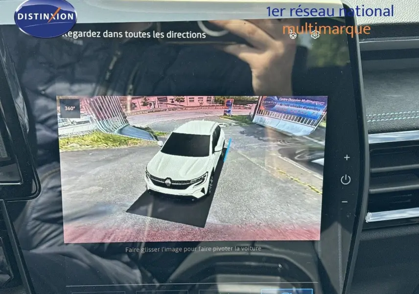 Vue écran intérieur montrant la simulation 3D d'une Renault Austral gris schiste métal avec toit noir en vue 360° aérienne.
