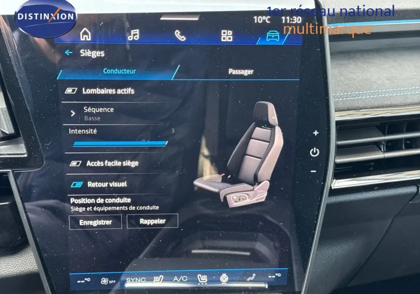Écran tactile intérieur du Renault Austral 2024 montrant les réglages des sièges avec finition cuir noir et surpiqûres bleues.