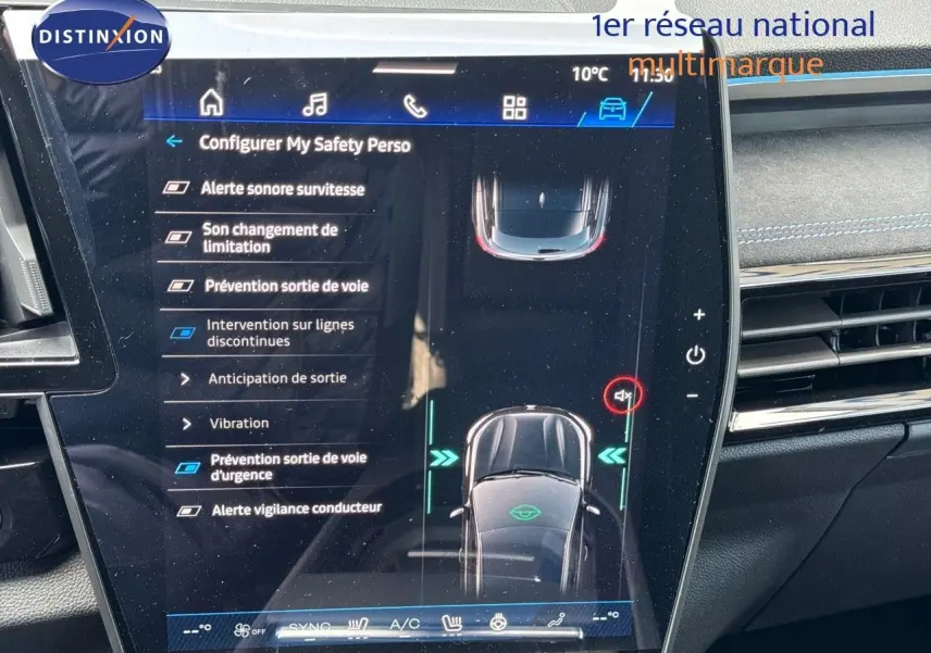 Écran tactile central du tableau de bord du Renault Austral 2024, affichant les réglages d'aide à la conduite.