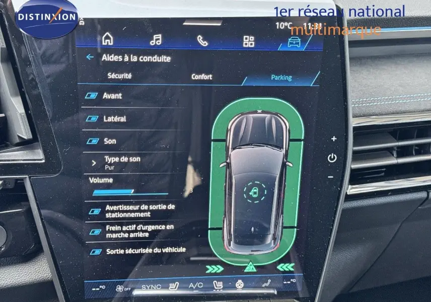 Écran tactile intérieur du Renault Austral 2024 affichant les aides à la conduite et le mode parking en vue de dessus du véhicule gris schiste.