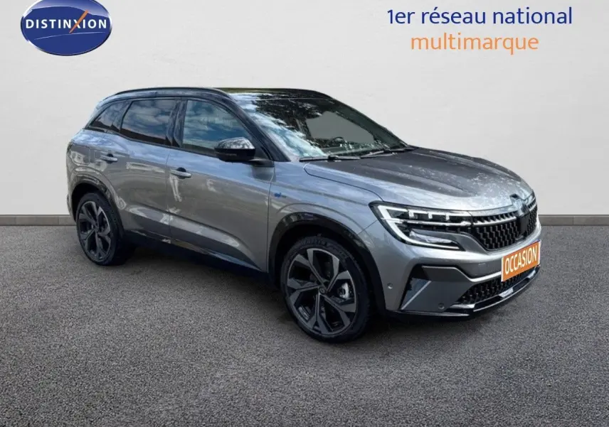 Renault Austral gris schiste métal avec toit noir, vue 3/4 avant droit mettant en valeur ses optiques LED et jantes noires.
