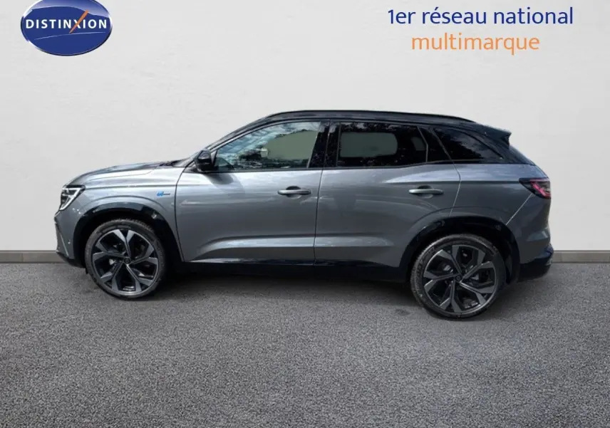 Profil droit du Renault Austral 2024 gris schiste métal avec toit noir, soulignant ses jantes alliage et lignes modernes.