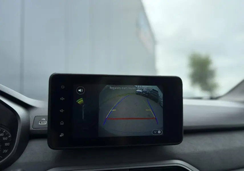 Écran tactile central montrant la caméra de recul dans l’habitacle d’une Dacia Sandero Stepway Beige Safari.