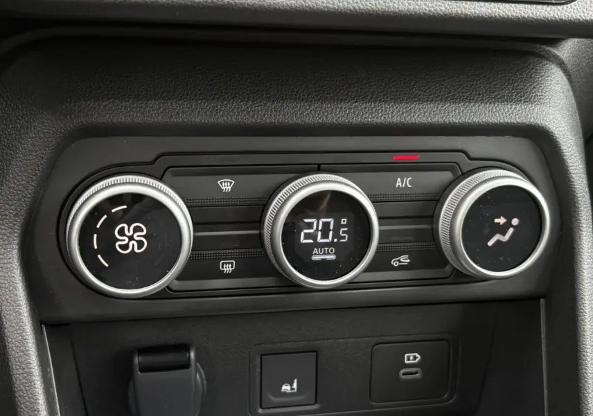 Gros plan sur les commandes de climatisation automatique du Dacia Sandero Stepway 2025, finition Extrême.