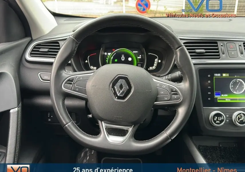 Vue intérieure centrée sur le volant cuir et le tableau de bord numérique du Renault Kadjar gris 2019.