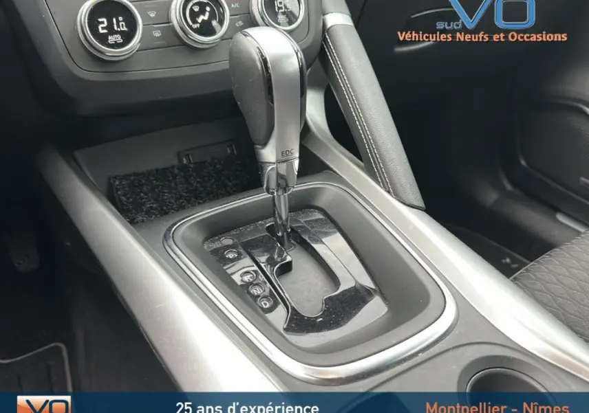 Le levier de boîte automatique EDC du Renault Kadjar TCe 140 Intens 2019, avec commandes de climatisation en arrière-plan.