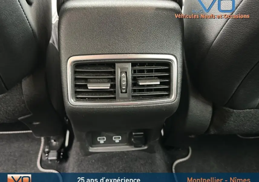 Bouches d'aération arrière et ports USB du Renault Kadjar gris TCe 140 Intens, intérieur en cuir noir.