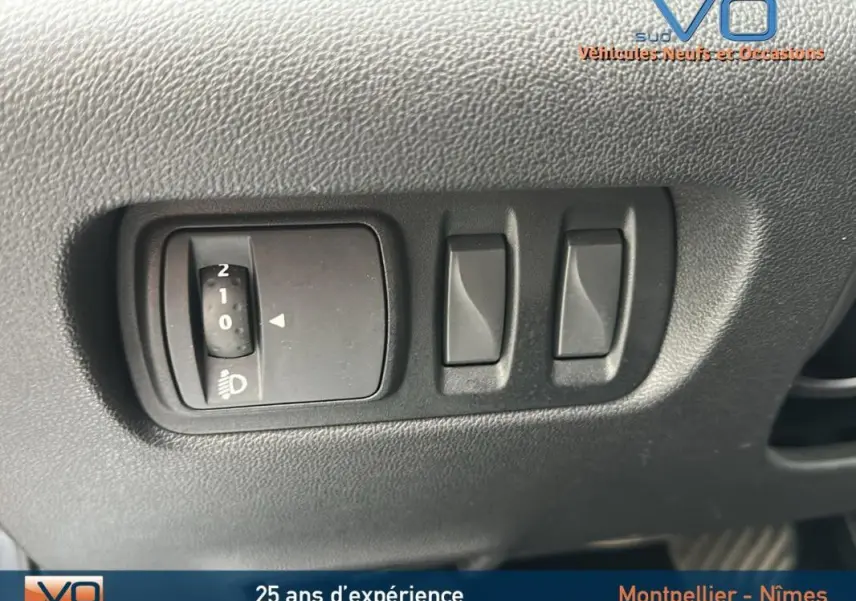 Gros plan sur les commandes de réglage des phares et autres fonctions intérieures du Renault Kadjar gris 2019.