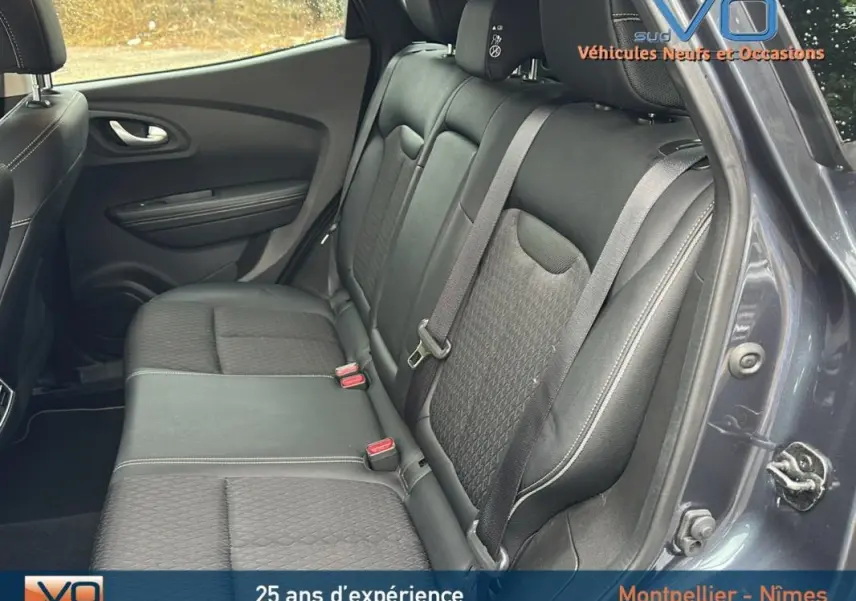 Vue intérieure côté droit des sièges arrière en tissu noir du Renault Kadjar gris, montrant les ceintures et appuie-têtes.