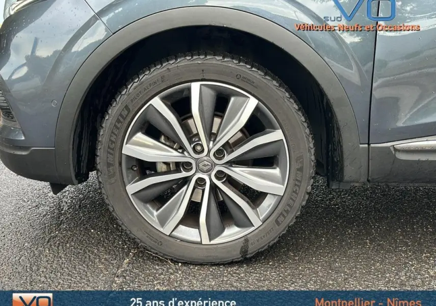 Gros plan sur la jante alliage 18 pouces gris du côté avant droit du Renault Kadjar TCe 140 FAP EDC Intens gris.