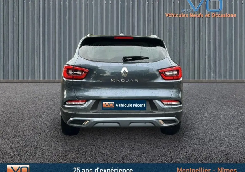 Vue arrière d'un Renault Kadjar gris 2019 avec feux LED et double sortie d'échappement intégrée au pare-chocs.