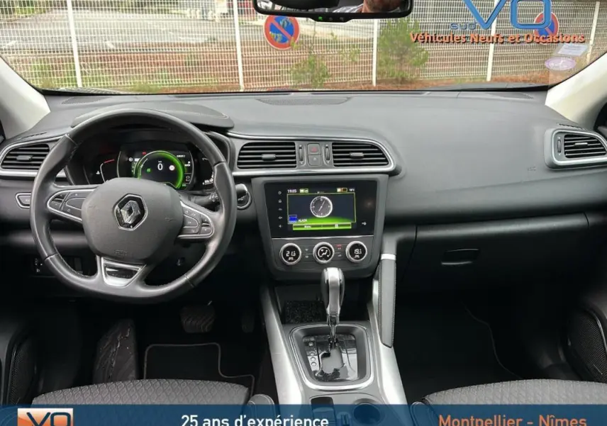 Intérieur Renault Kadjar TCe 140 gris 2019, vue frontale du tableau de bord avec écran tactile et volant cuir.