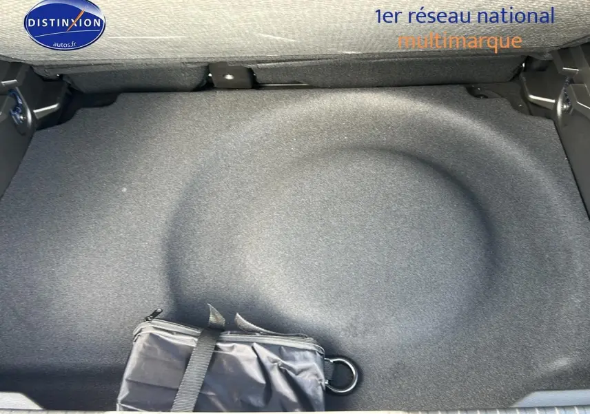 Coffre ouvert du Renault Captur noir Étoile, vue plongeante sur la zone de rangement avec trousse noire.