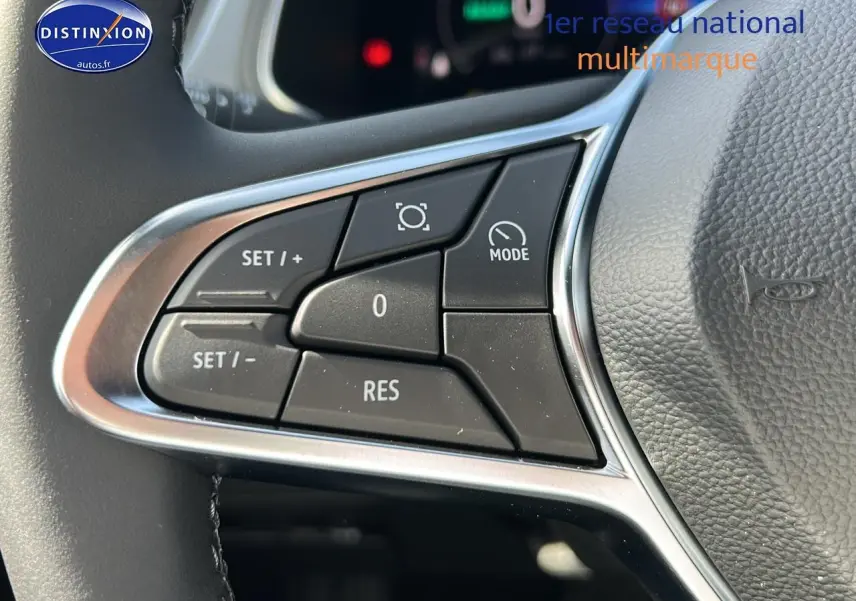 Gros plan sur les commandes multifonctions du volant cuir du Renault Captur 1.6 e-tech hybride noir étoile, côté gauche.