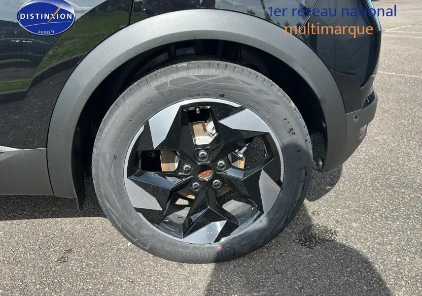 Gros plan sur la roue arrière droite noire étoile du Renault Captur 1.6 e-tech hybride 145 techno 2025.