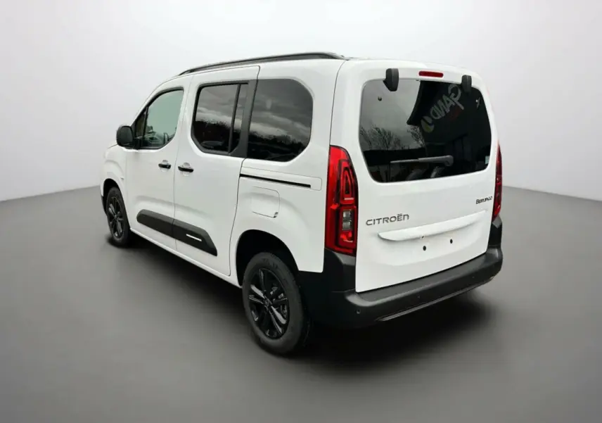 Vue 3/4 arrière droite du Citroën Berlingo Kaolin white avec vitres surteintées et jantes noires.