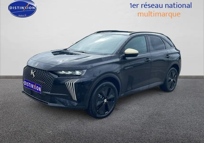 Vue 3/4 avant du DS7 noir avec jantes noires et rétroviseurs couleur crème sur fond neutre.