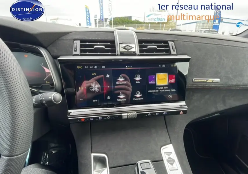 Vue intérieure du tableau de bord et console centrale du DS7 noir 2026, avec écran tactile et finitions Performance Line.