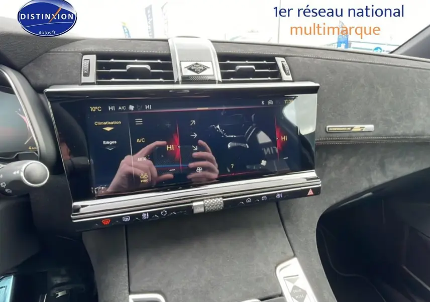 Vue intérieure du tableau de bord noir du DS7 1.5 BlueHDi 130 Performance Line avec écran tactile et finitions alcantara.