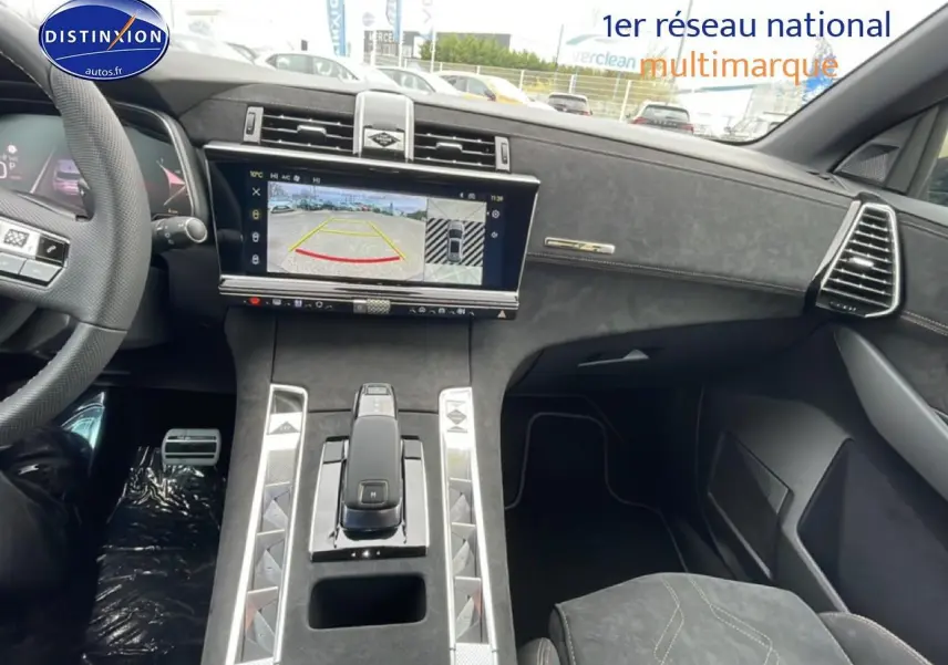 Vue intérieure de face droite du tableau de bord et console centrale noire du DS7 1.5 BlueHDi 130 Performance Line 2026.