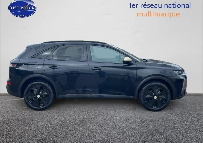 Vue de profil côté gauche d’un DS7 noir 2026 avec jantes noires et rétroviseur beige contrastant.