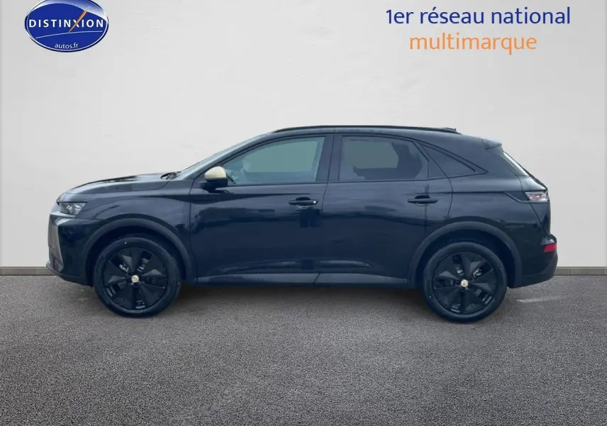 Profil côté gauche du SUV DS7 1.5 BlueHDi noir avec jantes noires et rétroviseur extérieur clair.