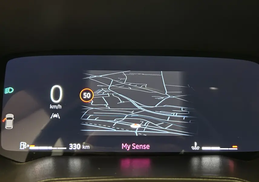 Tableau de bord numérique de Renault Clio V gris schiste, affichant la navigation GPS et la vitesse à 0 km/h.