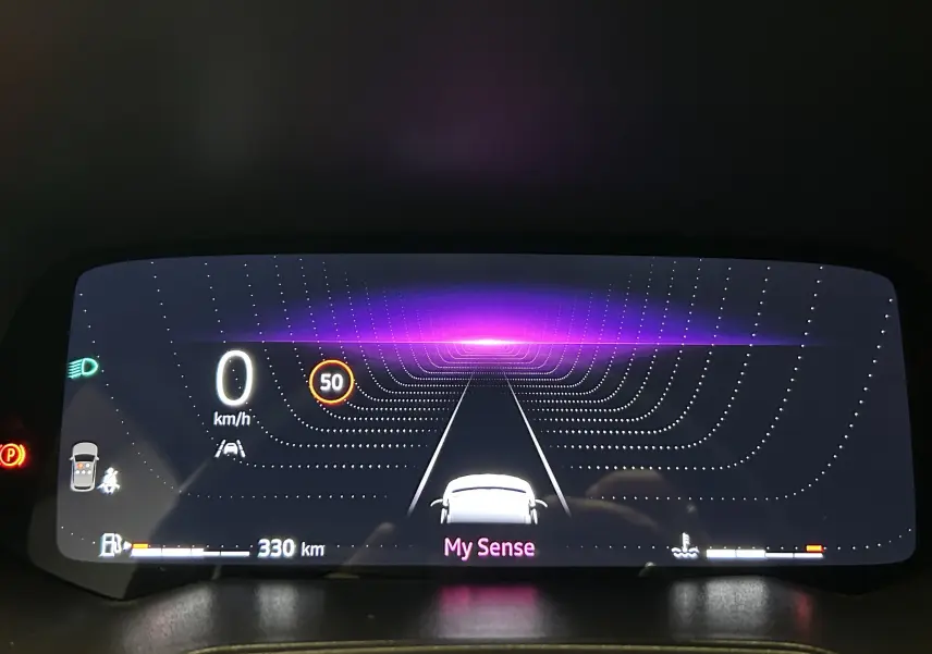 Tableau de bord numérique de la Renault Clio V TCe 90 Esprit Alpine affichant la vitesse à 0 km/h et limite à 50 km/h.