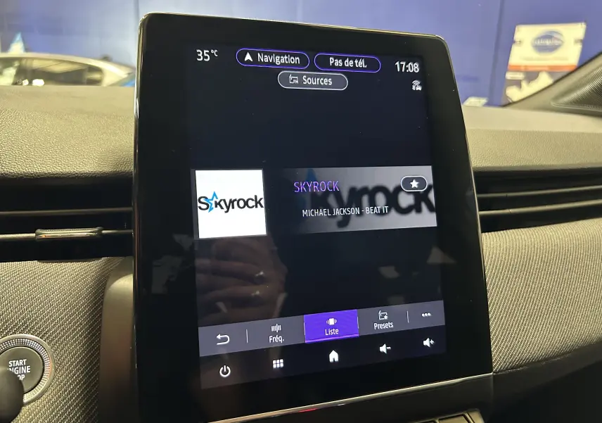 Écran tactile central de la Renault Clio V gris schiste affichant la radio Skyrock et la chanson Beat It.