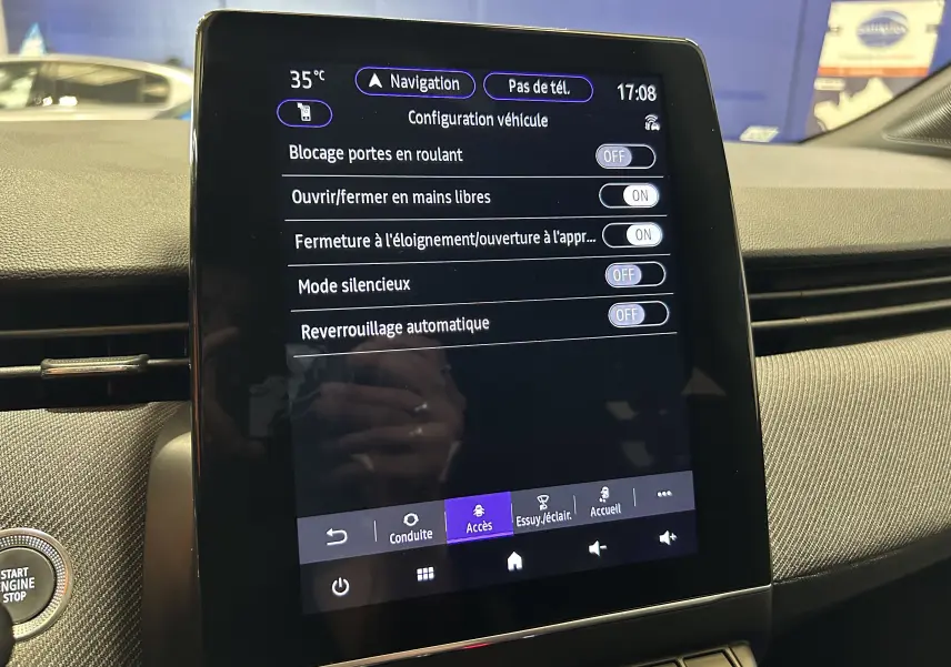 Écran tactile central de la Renault Clio V gris schiste affichant les réglages de configuration véhicule en intérieur.