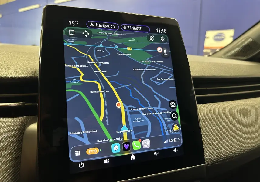 Écran tactile central du tableau de bord de la Renault Clio V gris schiste affichant la navigation GPS en intérieur.