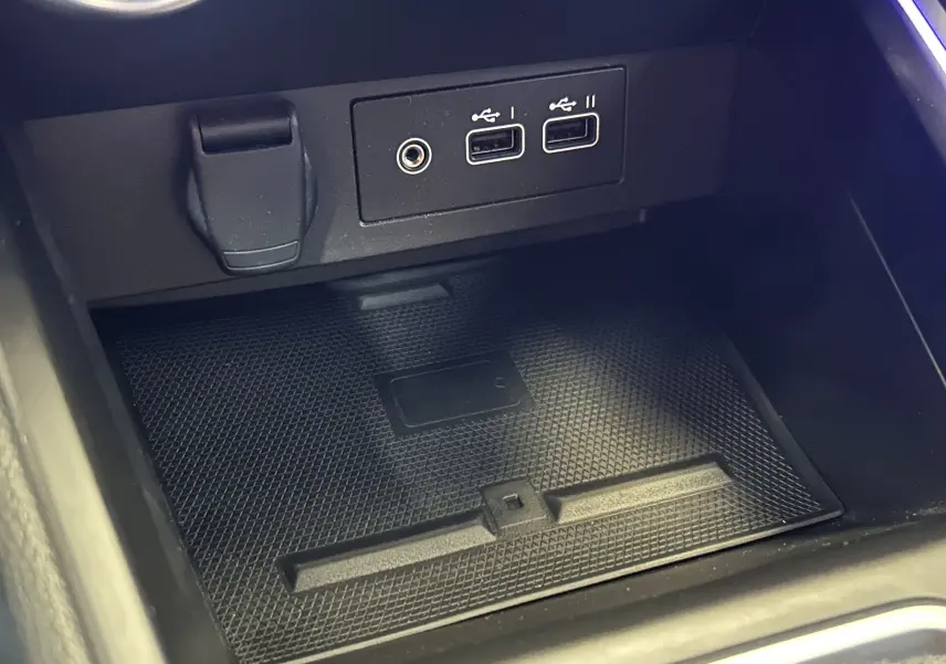 Gros plan sur la console centrale de la Renault Clio V TCe 90 Esprit Alpine, montrant les ports USB et prise auxiliaire.