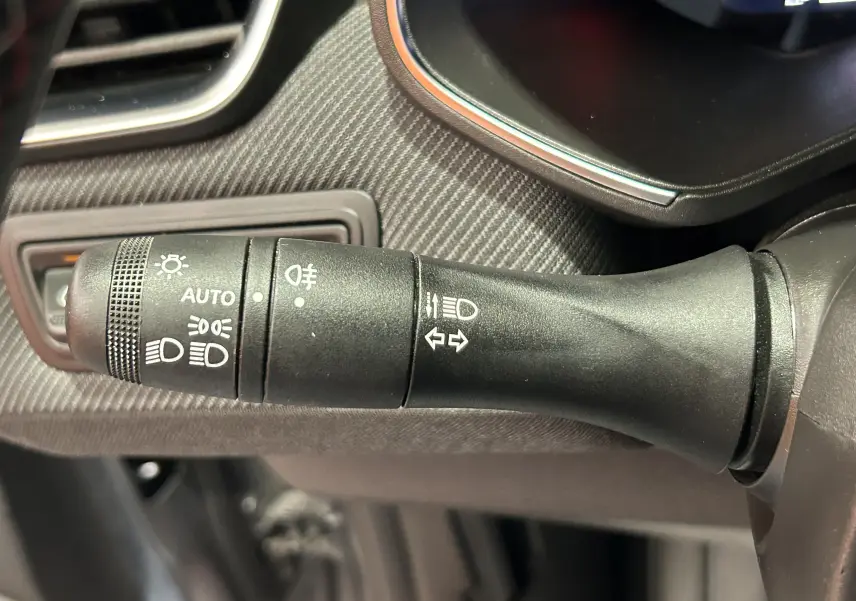 Gros plan sur la commande des phares et clignotants à gauche du volant dans une Renault Clio V TCe 90 Esprit Alpine.