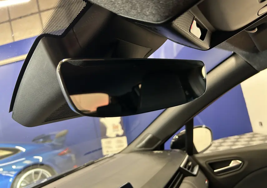 Rétroviseur intérieur noir de Renault Clio V TCe 90 Esprit Alpine, vue rapprochée côté conducteur.