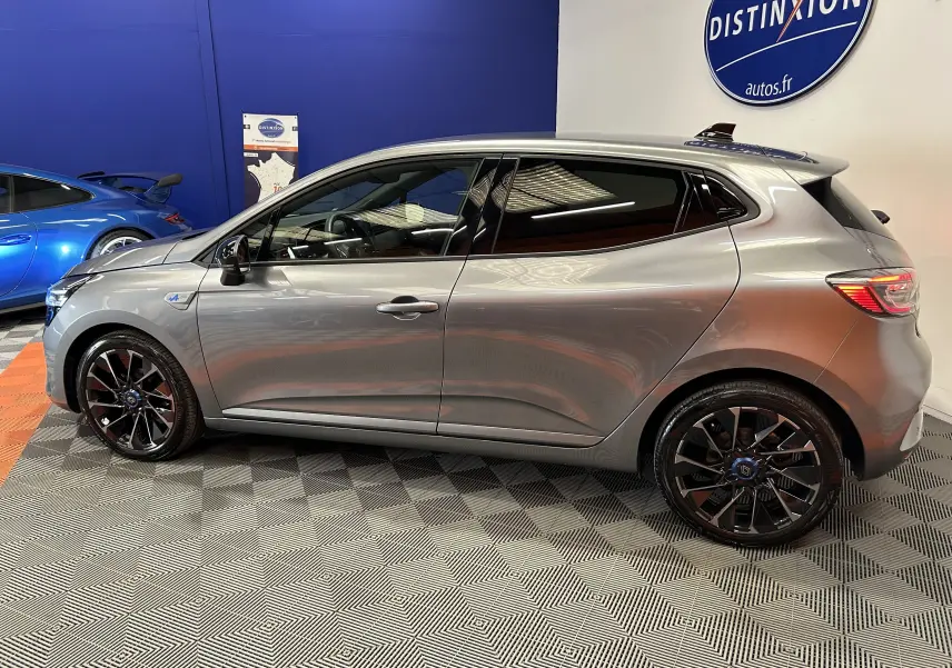 Profil côté gauche de la Renault Clio V TCe 90 Esprit Alpine gris schiste avec jantes noires en concession.