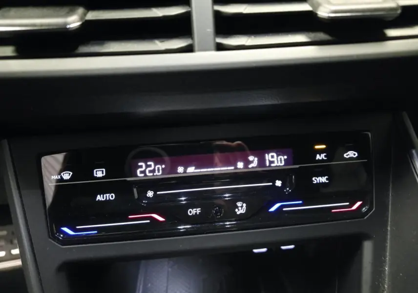 Gros plan sur la commande de climatisation automatique bi-zone du Volkswagen Taigo gris foncé, version R-Line.