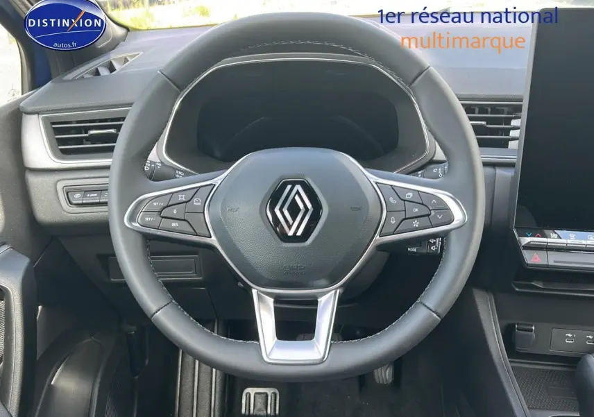 Vue frontale du volant noir du Renault Captur 2025 avec tableau de bord et écran tactile visible.