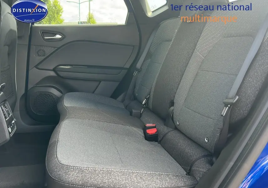 Vue côté gauche sur la banquette arrière grise du Renault Captur Bleu Iron 2025, avec ceinture et porte arrière visible.
