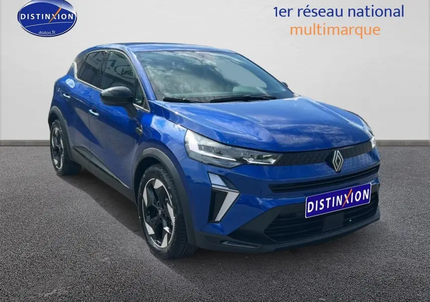 Renault Captur 1.6 e-tech hybride bleu iron en 3/4 avant droit avec jantes alu et feux LED distinctifs.