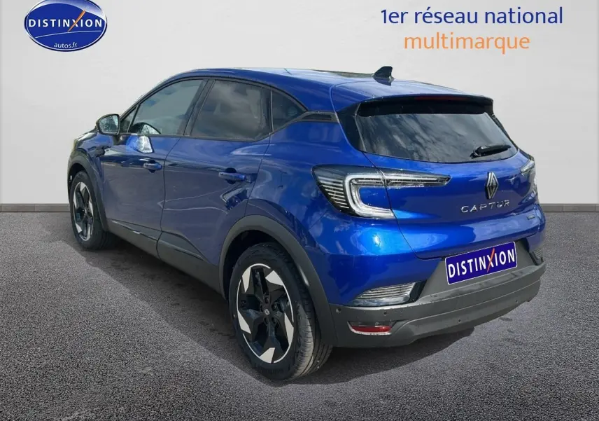 Vue 3/4 arrière droite du Renault Captur 1.6 e-tech hybride bleu iron avec jantes alu et feux LED distinctifs.