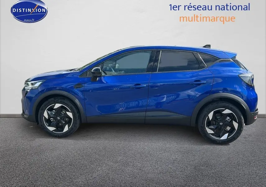 Profil droit d’un Renault Captur 1.6 e-tech hybride 145 techno bleu iron avec jantes alu et vitres surteintées.